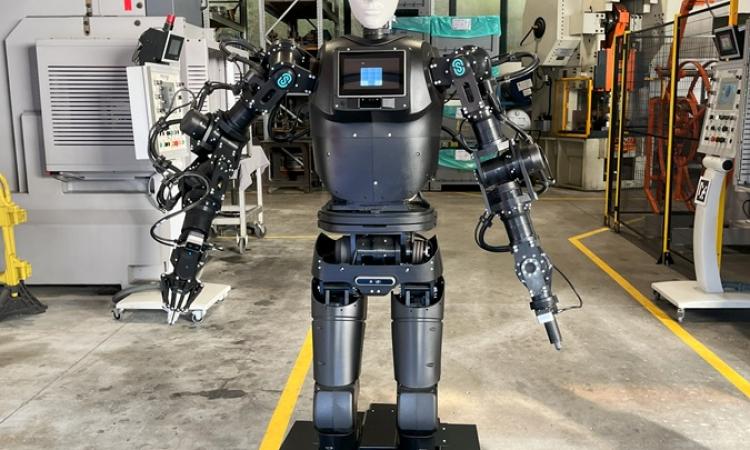 Ecco RoboPiki: il primo robot umanoide cognitivo al lavoro in officina